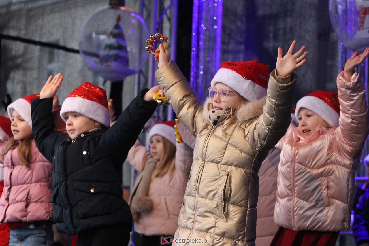 Jarmark Bożonarodzeniowy w Ostrołęce - występy dzieci [5.12.2025] - zdjęcie #13 - eOstroleka.pl