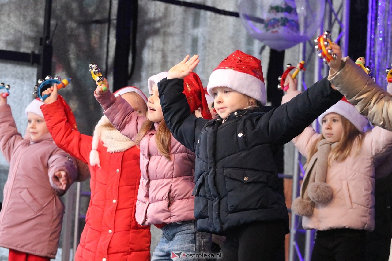 Jarmark Bożonarodzeniowy w Ostrołęce - występy dzieci [5.12.2025] - zdjęcie #12 - eOstroleka.pl