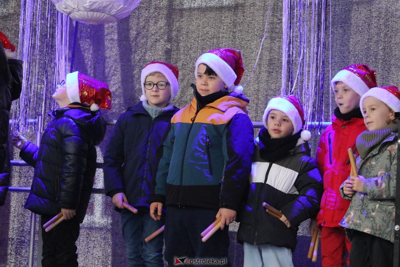 Jarmark Bożonarodzeniowy w Ostrołęce - występy dzieci [5.12.2025] - zdjęcie #11 - eOstroleka.pl
