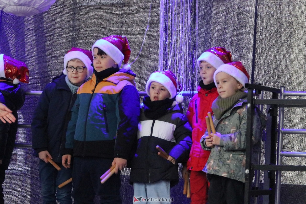 Jarmark Bożonarodzeniowy w Ostrołęce - występy dzieci [5.12.2025] - zdjęcie #10 - eOstroleka.pl