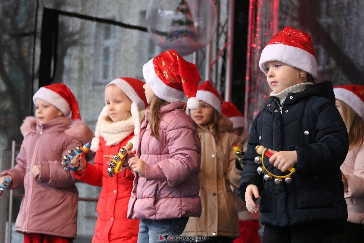 Jarmark Bożonarodzeniowy w Ostrołęce - występy dzieci [5.12.2025] - zdjęcie #9 - eOstroleka.pl