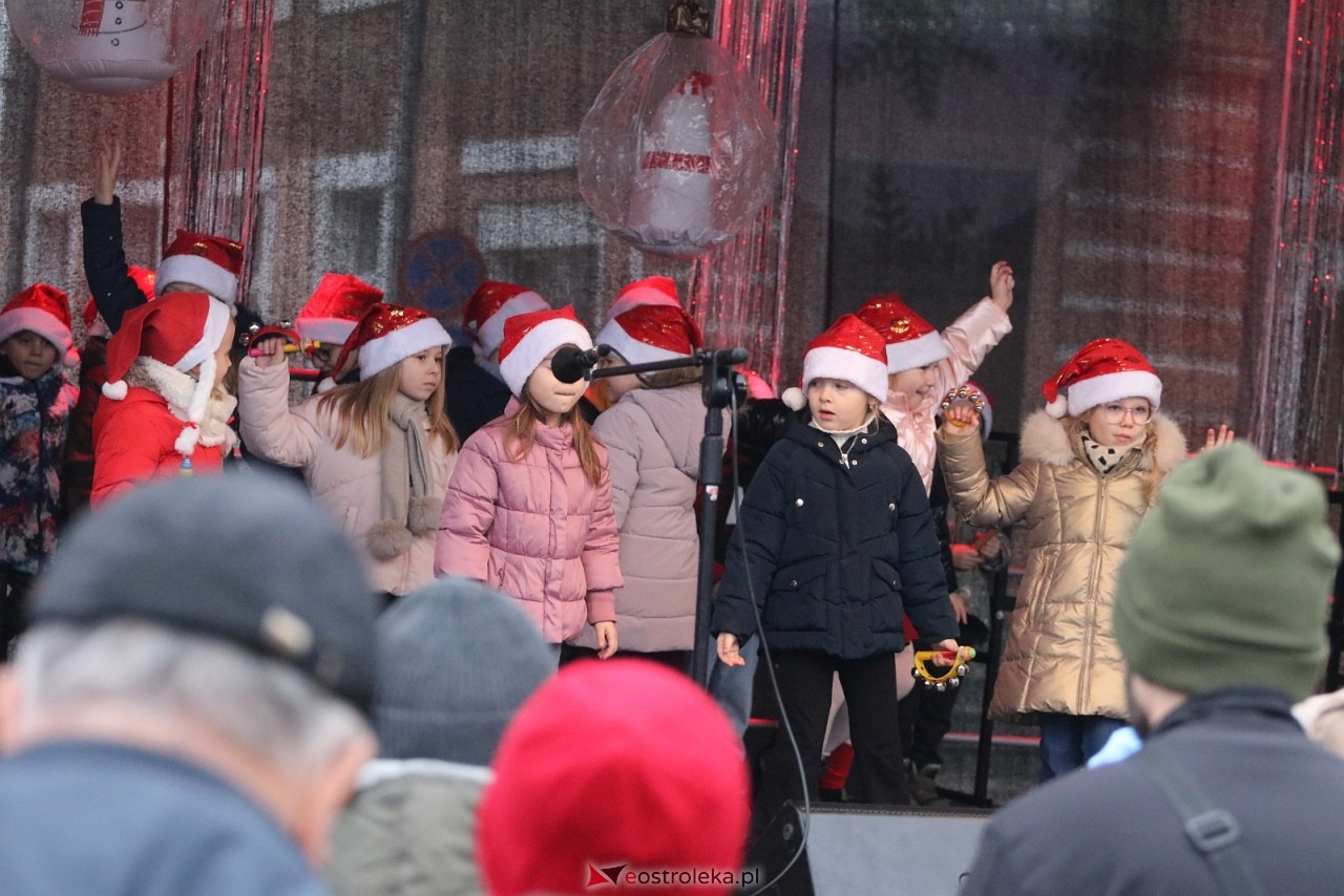 Jarmark Bożonarodzeniowy w Ostrołęce - występy dzieci [5.12.2025] - zdjęcie #8 - eOstroleka.pl