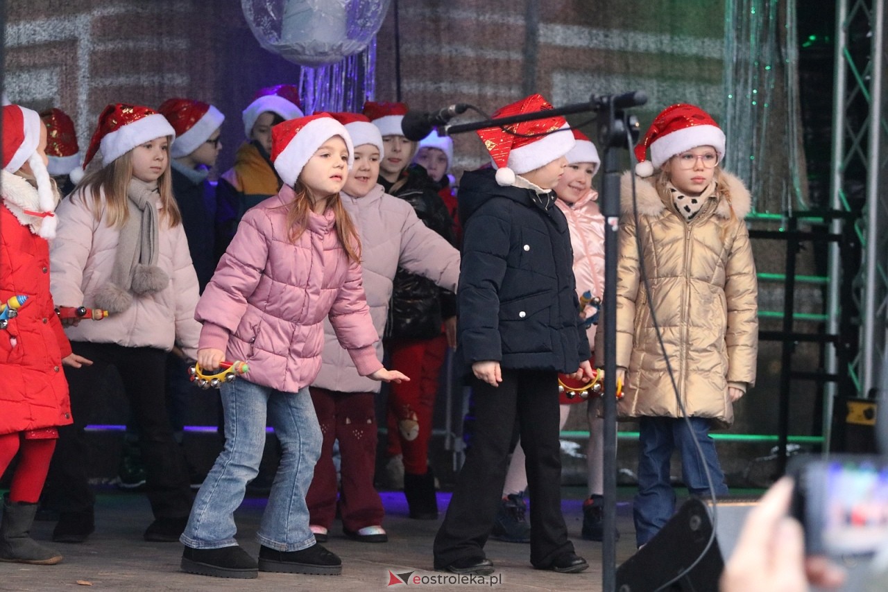 Jarmark Bożonarodzeniowy w Ostrołęce - występy dzieci [5.12.2025] - zdjęcie #7 - eOstroleka.pl