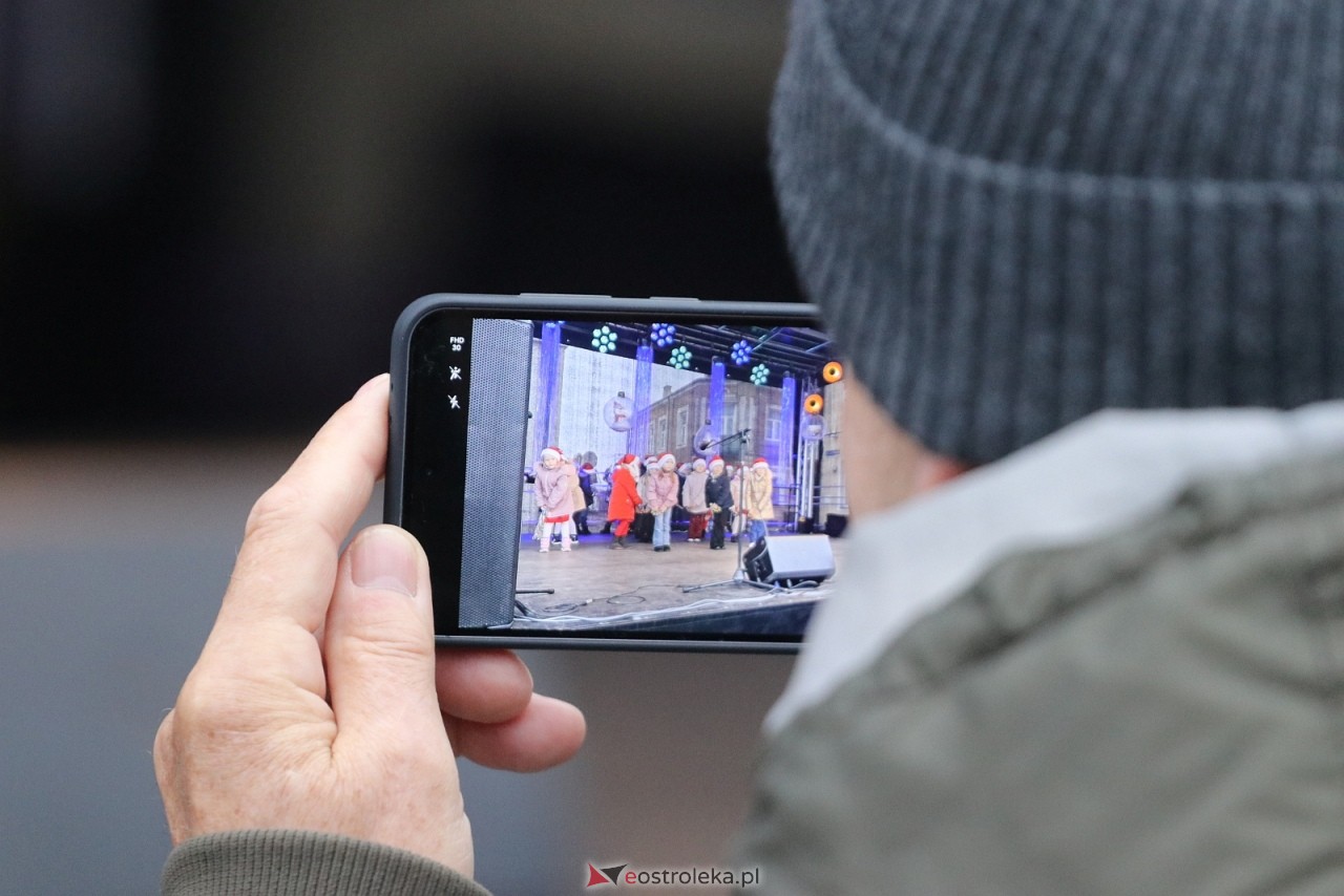 Jarmark Bożonarodzeniowy w Ostrołęce - występy dzieci [5.12.2025] - zdjęcie #6 - eOstroleka.pl