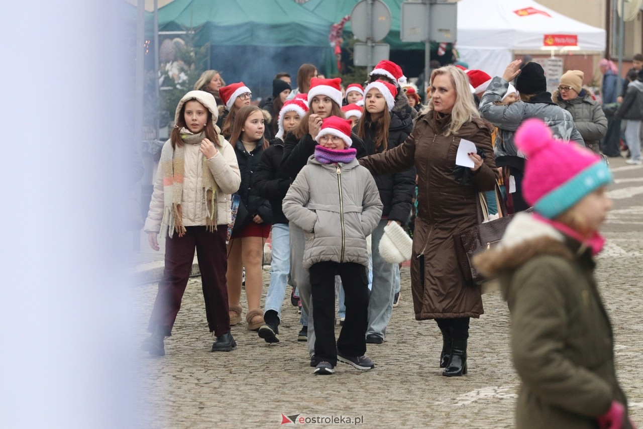 Jarmark Bożonarodzeniowy w Ostrołęce - występy dzieci [5.12.2025] - zdjęcie #5 - eOstroleka.pl
