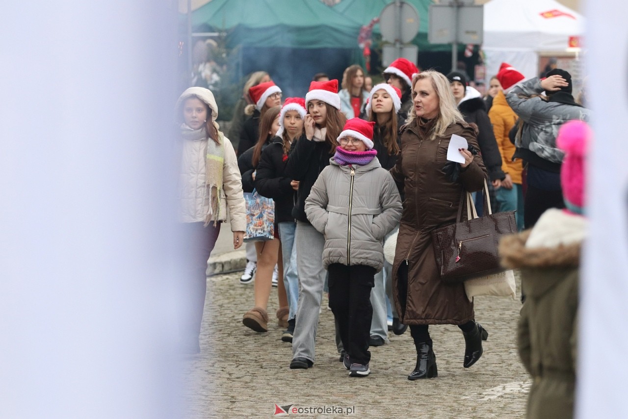 Jarmark Bożonarodzeniowy w Ostrołęce - występy dzieci [5.12.2025] - zdjęcie #4 - eOstroleka.pl