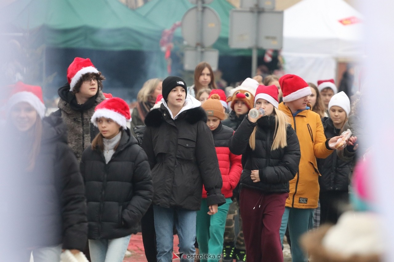 Jarmark Bożonarodzeniowy w Ostrołęce - występy dzieci [5.12.2025] - zdjęcie #3 - eOstroleka.pl