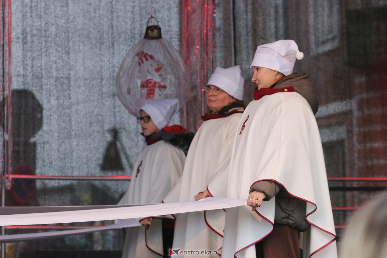 Jarmark Bożonarodzeniowy w Ostrołęce - występy dzieci [5.12.2025] - zdjęcie #2 - eOstroleka.pl
