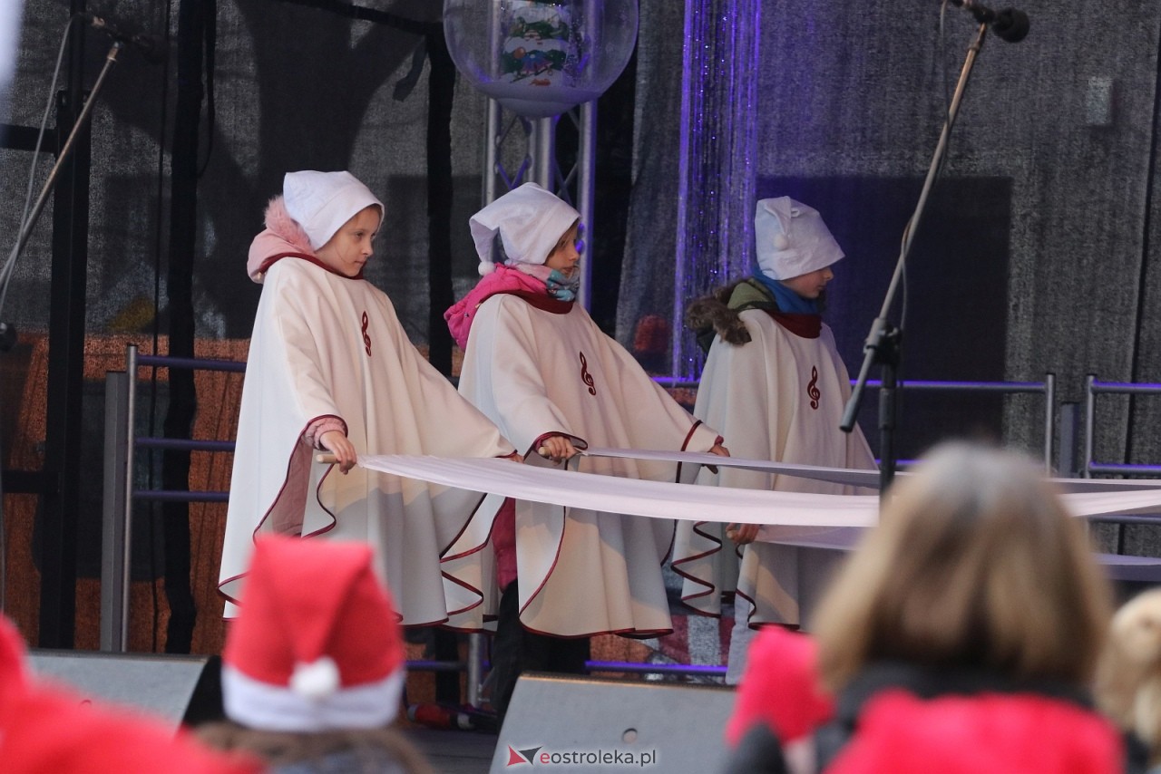 Jarmark Bożonarodzeniowy w Ostrołęce - występy dzieci [5.12.2025] - zdjęcie #1 - eOstroleka.pl