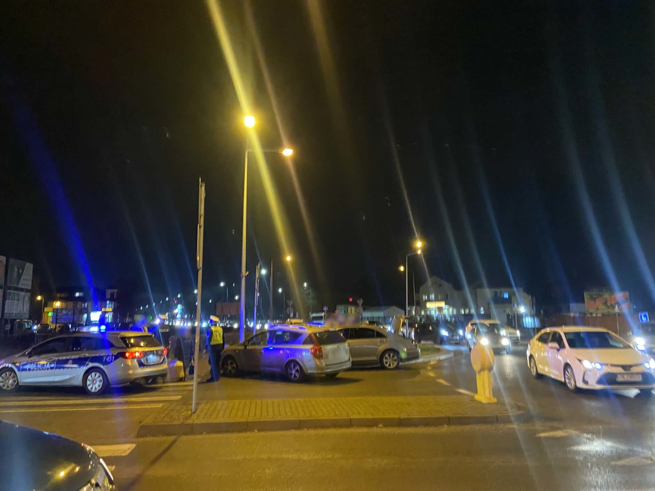 Kolizja na rondzie Niedziałkowskiej w Ostrołęce [05.12.2025] - zdjęcie #4 - eOstroleka.pl