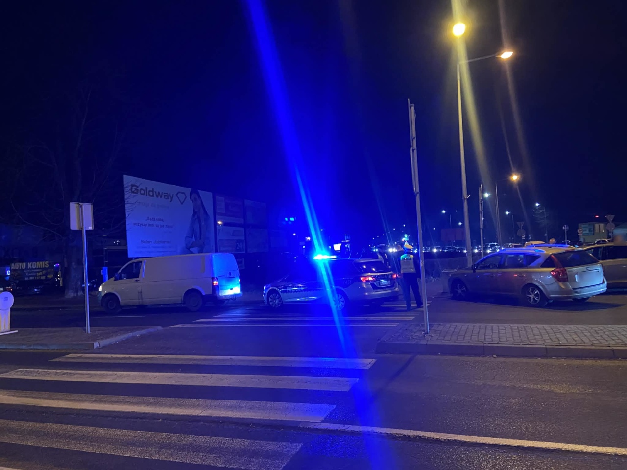 Kolizja na rondzie Niedziałkowskiej w Ostrołęce [05.12.2025] - zdjęcie #1 - eOstroleka.pl