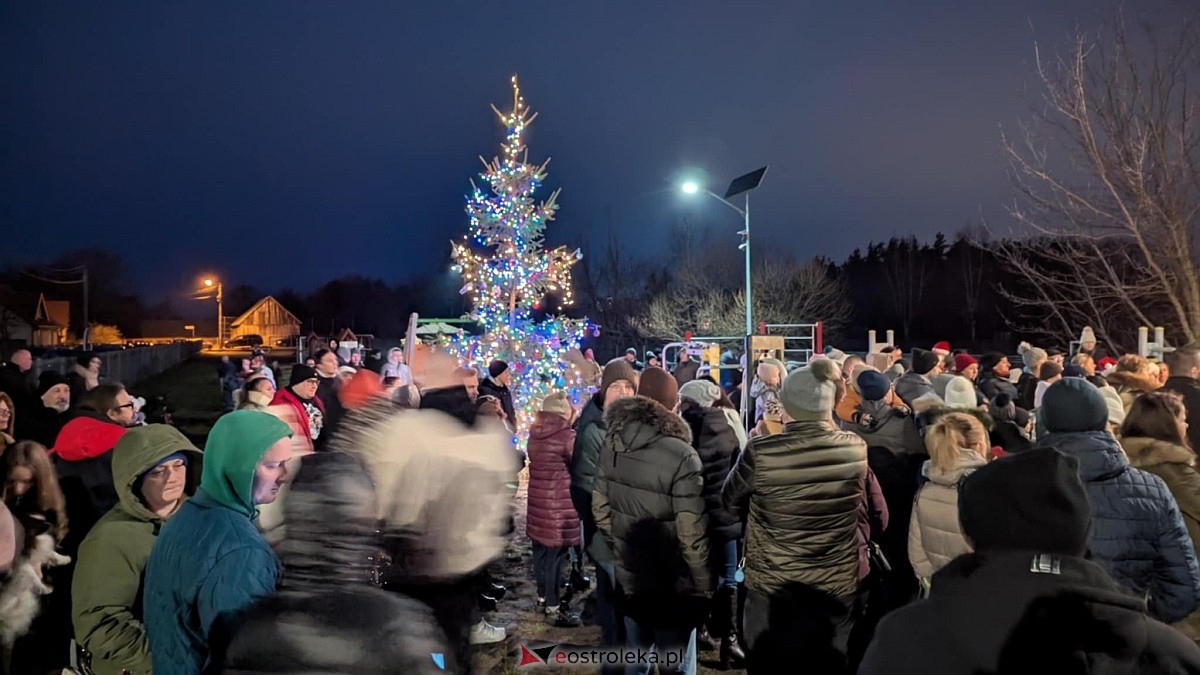 Rozświetlenie choinki w Dzbeninie [06.12.2025] - zdjęcie #1 - eOstroleka.pl