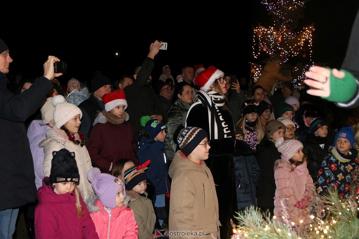 Rozświetlenie choinki w Dzbeninie [06.12.2025] - zdjęcie #19 - eOstroleka.pl