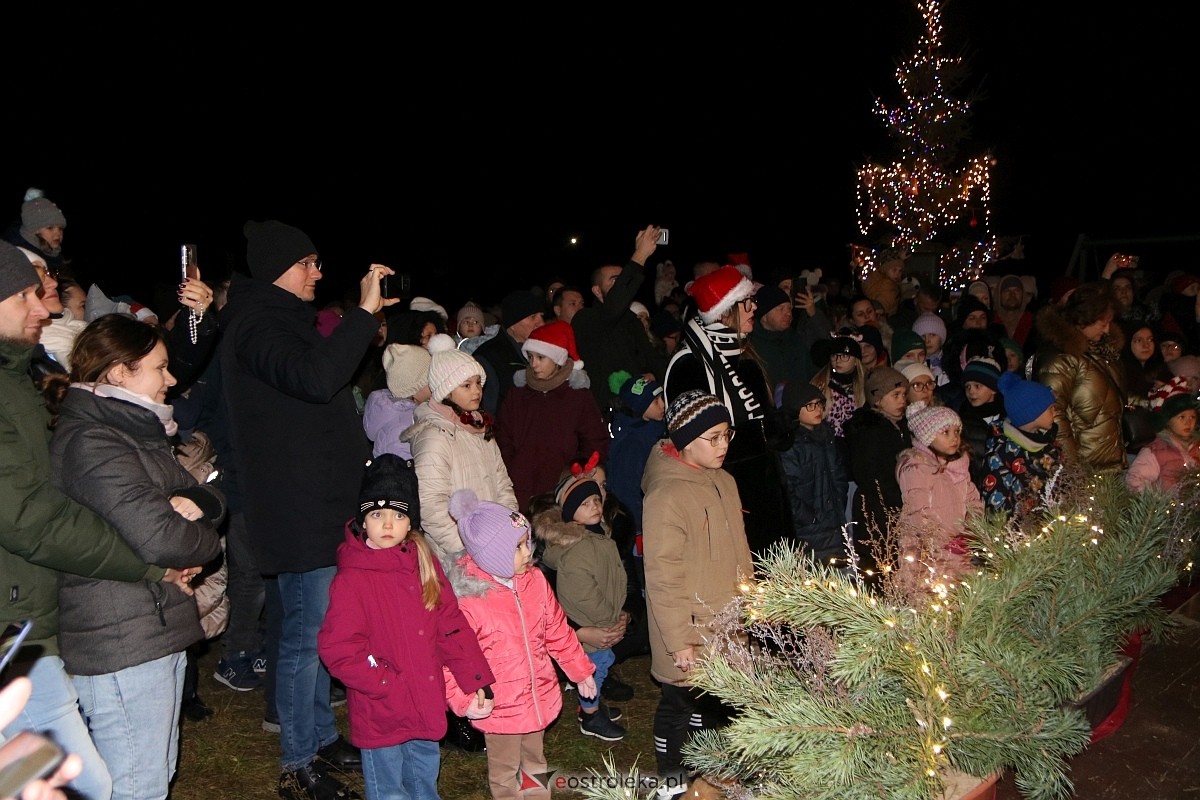 Rozświetlenie choinki w Dzbeninie [06.12.2025] - zdjęcie #16 - eOstroleka.pl
