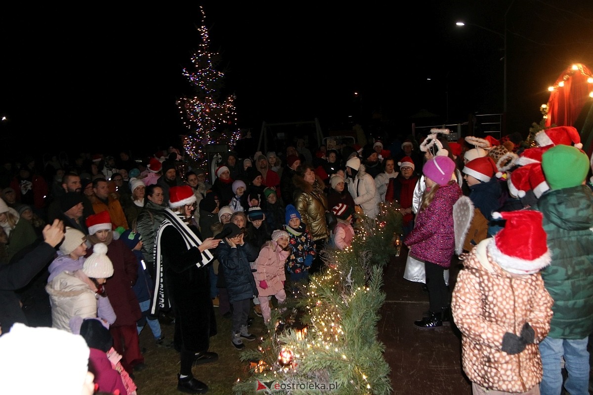 Rozświetlenie choinki w Dzbeninie [06.12.2025] - zdjęcie #11 - eOstroleka.pl