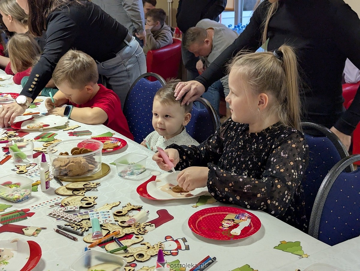 Zabawa choinkowa w Durlasach [06.12.2025] - zdjęcie #11 - eOstroleka.pl