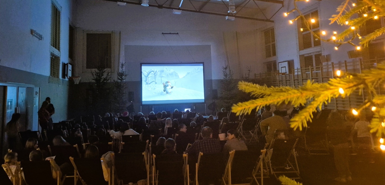 Mikołajkowe kino w Czerwinie [06.12.2025] - zdjęcie #2 - eOstroleka.pl