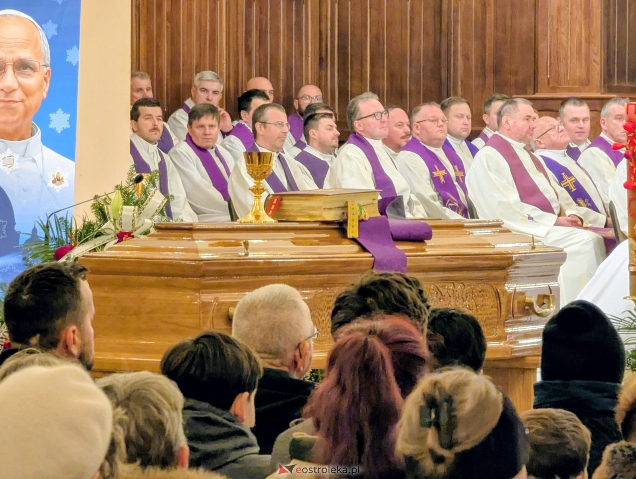 Pożegnanie śp. ks. Artura Dobrzyńskiego [8.12.2025] - zdjęcie #11 - eOstroleka.pl