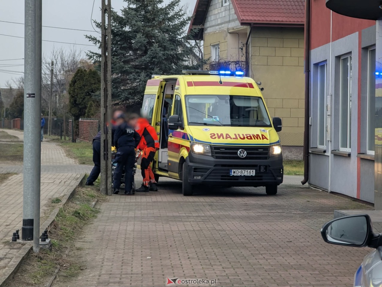 Zakrwawiony mężczyzna przy DK-53. Policjanci ruszyli na ratunek!  [06.12.2025] - zdjęcie #7 - eOstroleka.pl