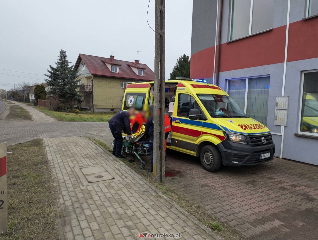Zakrwawiony mężczyzna przy DK-53. Policjanci ruszyli na ratunek!  [06.12.2025] - zdjęcie #6 - eOstroleka.pl