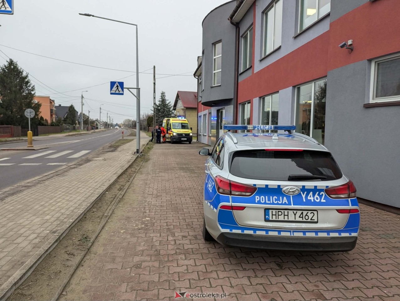 Zakrwawiony mężczyzna przy DK-53. Policjanci ruszyli na ratunek!  [06.12.2025] - zdjęcie #5 - eOstroleka.pl