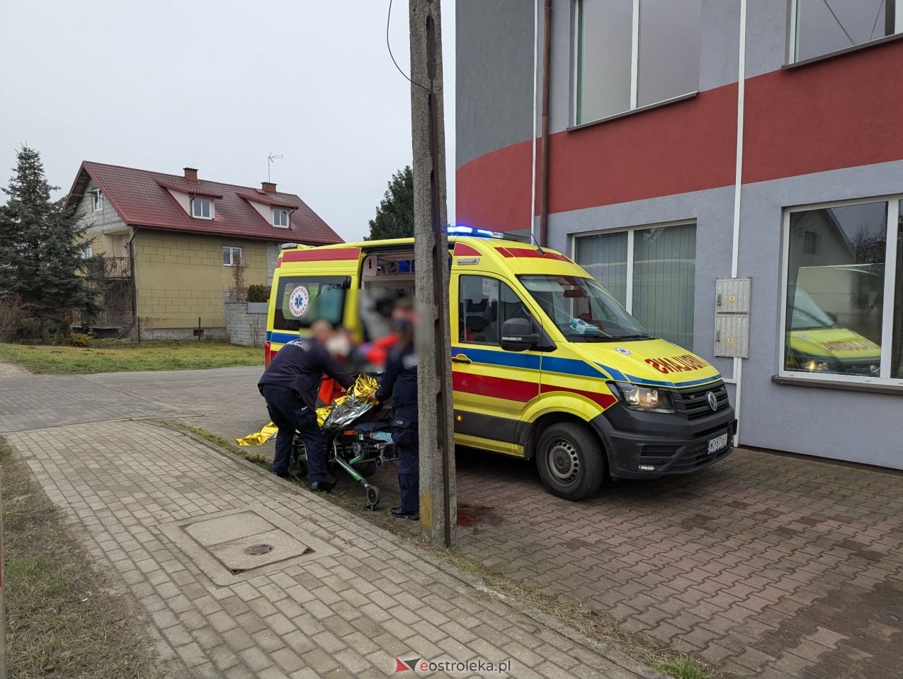 Zakrwawiony mężczyzna przy DK-53. Policjanci ruszyli na ratunek!  [06.12.2025] - zdjęcie #4 - eOstroleka.pl