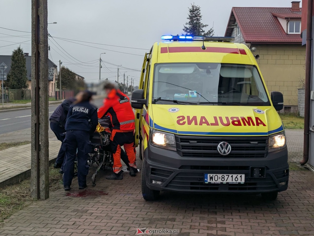 Zakrwawiony mężczyzna przy DK-53. Policjanci ruszyli na ratunek!  [06.12.2025] - zdjęcie #3 - eOstroleka.pl