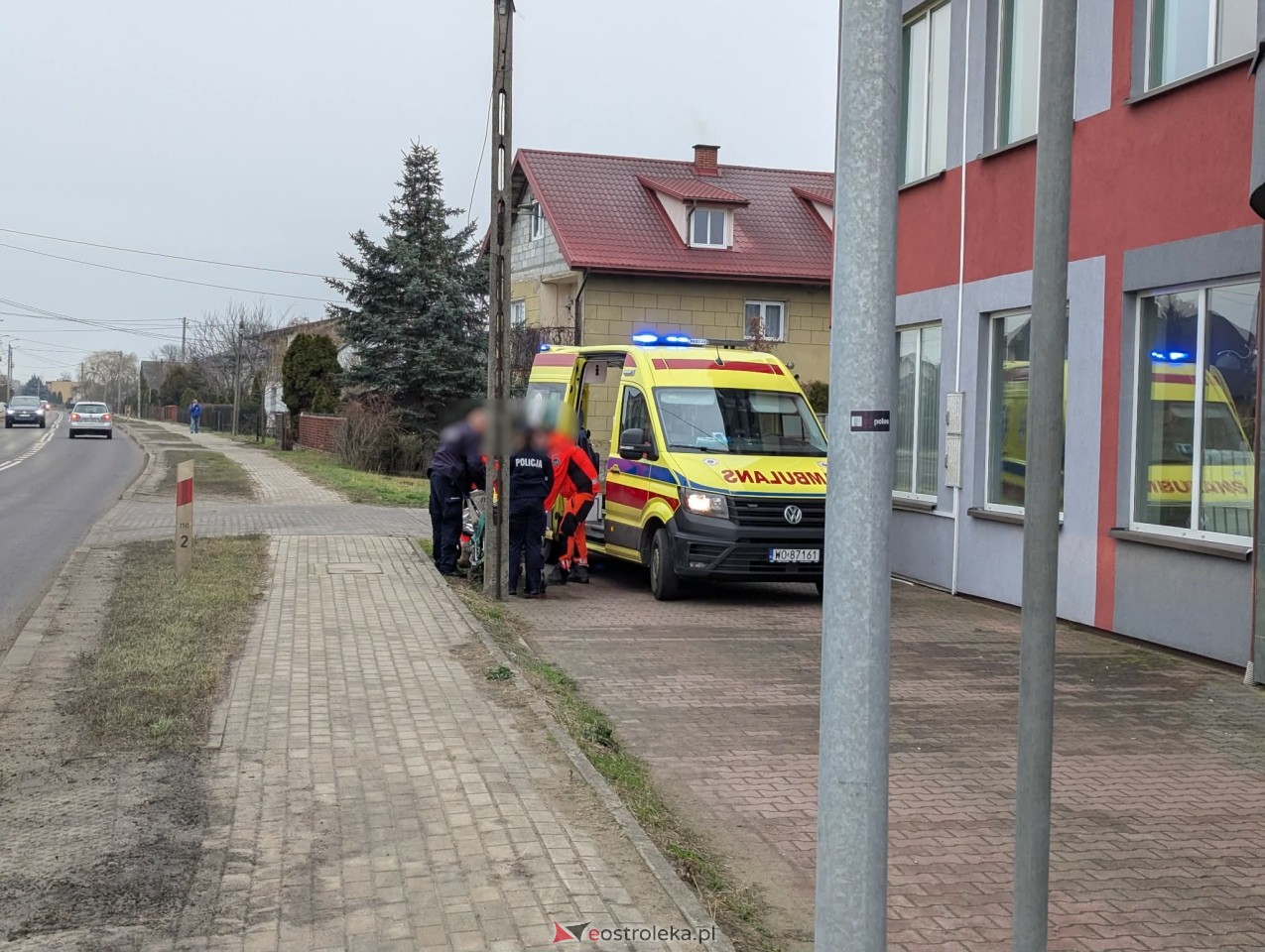 Zakrwawiony mężczyzna przy DK-53. Policjanci ruszyli na ratunek!  [06.12.2025] - zdjęcie #2 - eOstroleka.pl
