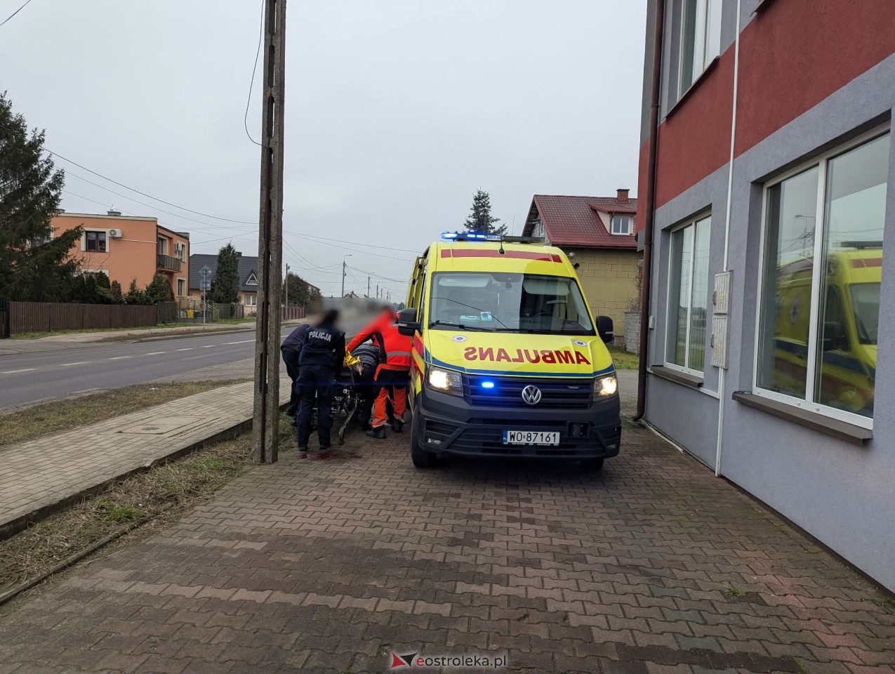 Zakrwawiony mężczyzna przy DK-53. Policjanci ruszyli na ratunek!  [06.12.2025] - zdjęcie #1 - eOstroleka.pl