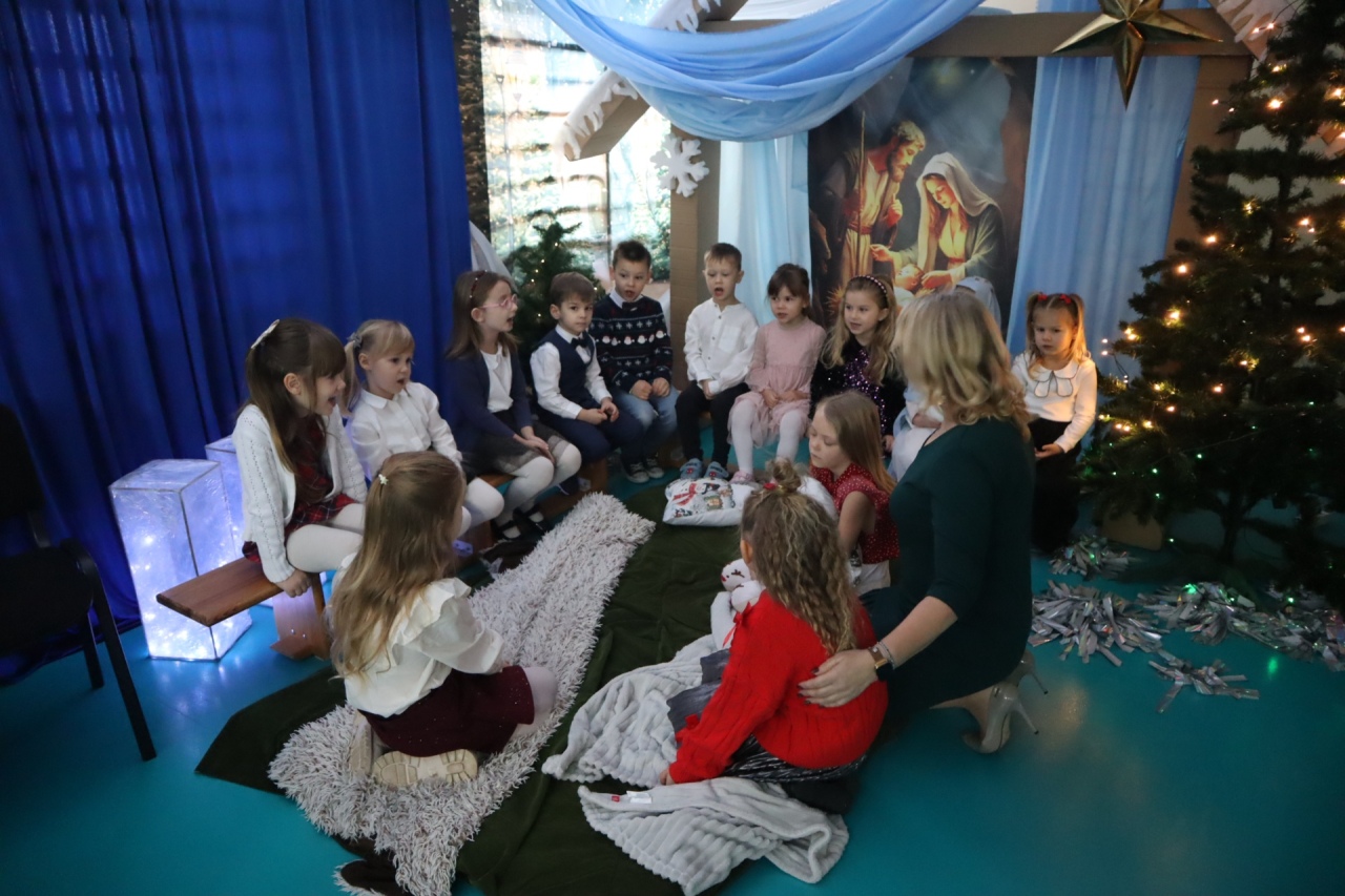 Rozśpiewane przedszkolaki wprowadzają w świąteczny nastrój! III Międzyprzedszkolny Konkurs Kolęd i Pastorałek w Dylewie fot. Gmina Kadzidło[28.11.2025] - zdjęcie #53 - eOstroleka.pl