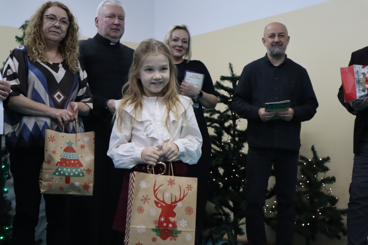 Rozśpiewane przedszkolaki wprowadzają w świąteczny nastrój! III Międzyprzedszkolny Konkurs Kolęd i Pastorałek w Dylewie fot. Gmina Kadzidło[28.11.2025] - zdjęcie #51 - eOstroleka.pl