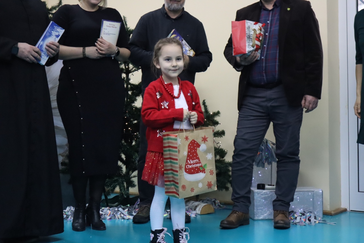 Rozśpiewane przedszkolaki wprowadzają w świąteczny nastrój! III Międzyprzedszkolny Konkurs Kolęd i Pastorałek w Dylewie fot. Gmina Kadzidło[28.11.2025] - zdjęcie #44 - eOstroleka.pl