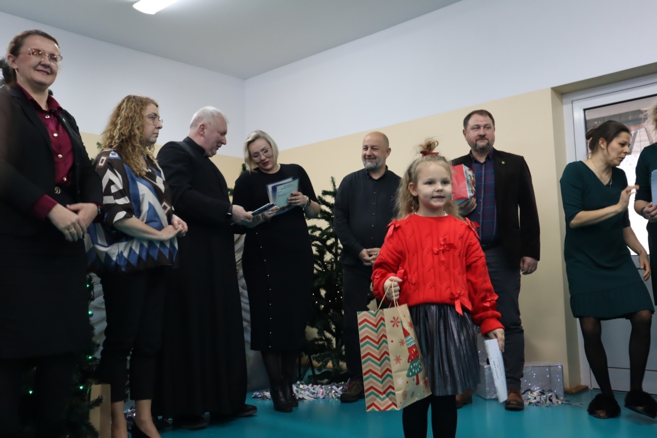 Rozśpiewane przedszkolaki wprowadzają w świąteczny nastrój! III Międzyprzedszkolny Konkurs Kolęd i Pastorałek w Dylewie fot. Gmina Kadzidło[28.11.2025] - zdjęcie #41 - eOstroleka.pl