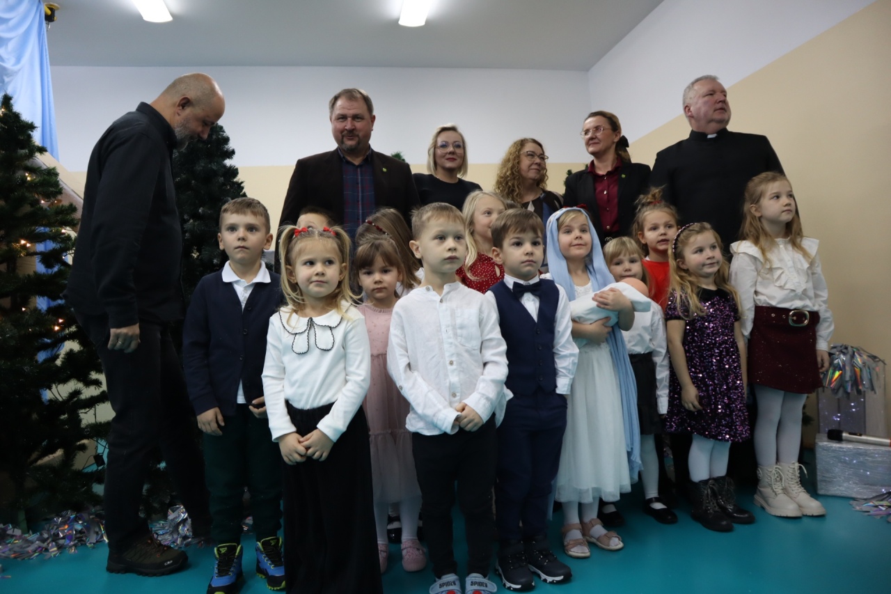 Rozśpiewane przedszkolaki wprowadzają w świąteczny nastrój! III Międzyprzedszkolny Konkurs Kolęd i Pastorałek w Dylewie fot. Gmina Kadzidło[28.11.2025] - zdjęcie #37 - eOstroleka.pl