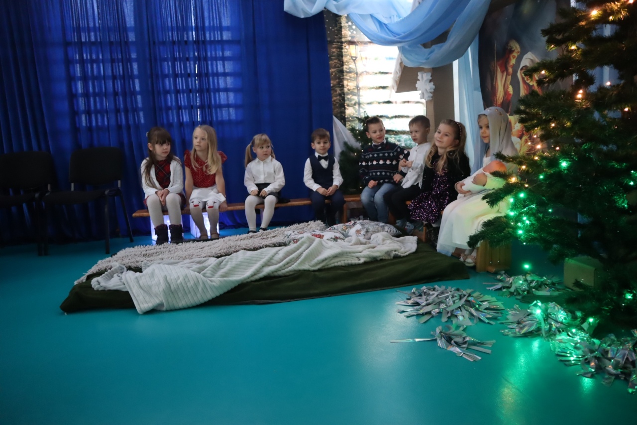 Rozśpiewane przedszkolaki wprowadzają w świąteczny nastrój! III Międzyprzedszkolny Konkurs Kolęd i Pastorałek w Dylewie fot. Gmina Kadzidło[28.11.2025] - zdjęcie #36 - eOstroleka.pl