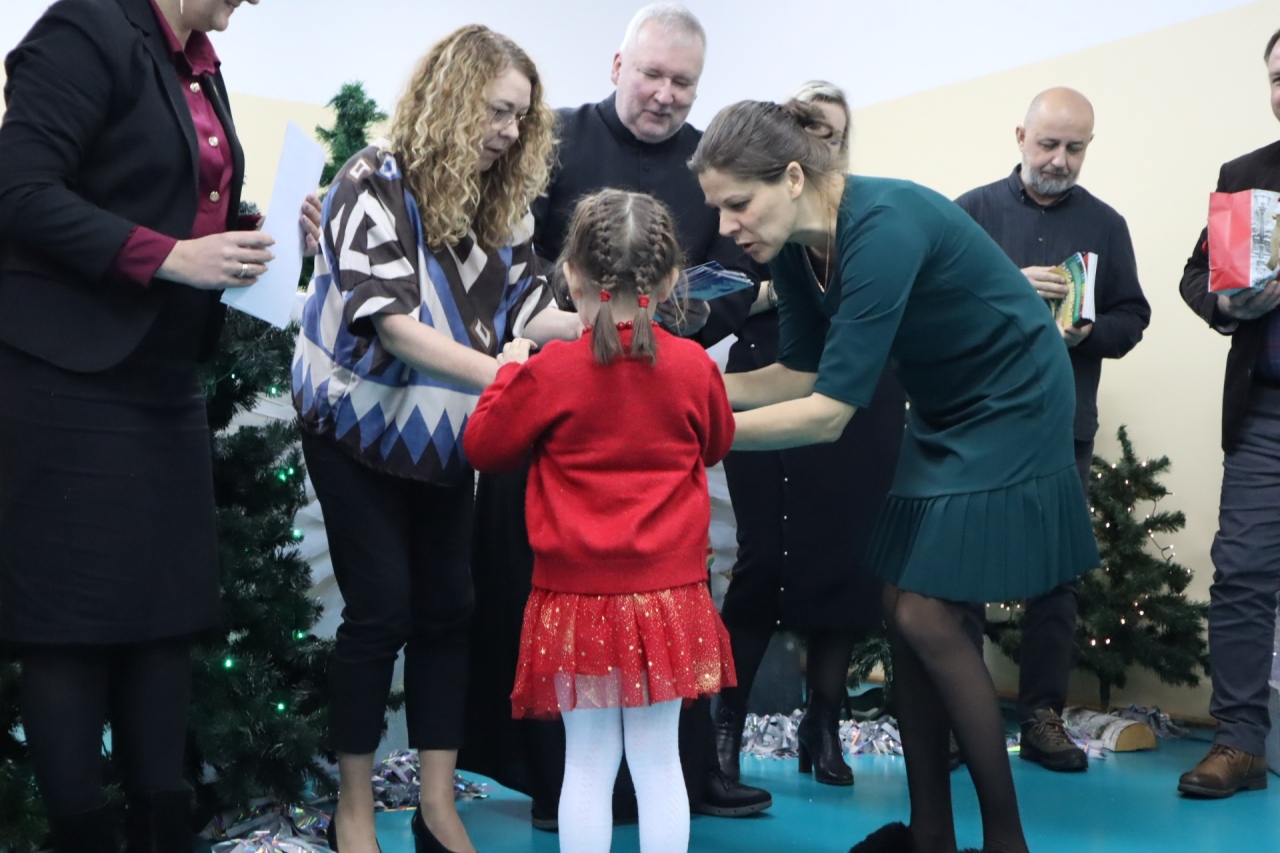 Rozśpiewane przedszkolaki wprowadzają w świąteczny nastrój! III Międzyprzedszkolny Konkurs Kolęd i Pastorałek w Dylewie fot. Gmina Kadzidło[28.11.2025] - zdjęcie #35 - eOstroleka.pl