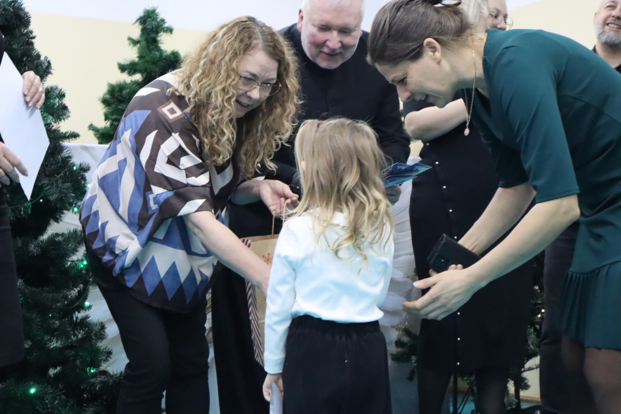 Rozśpiewane przedszkolaki wprowadzają w świąteczny nastrój! III Międzyprzedszkolny Konkurs Kolęd i Pastorałek w Dylewie fot. Gmina Kadzidło[28.11.2025] - zdjęcie #34 - eOstroleka.pl
