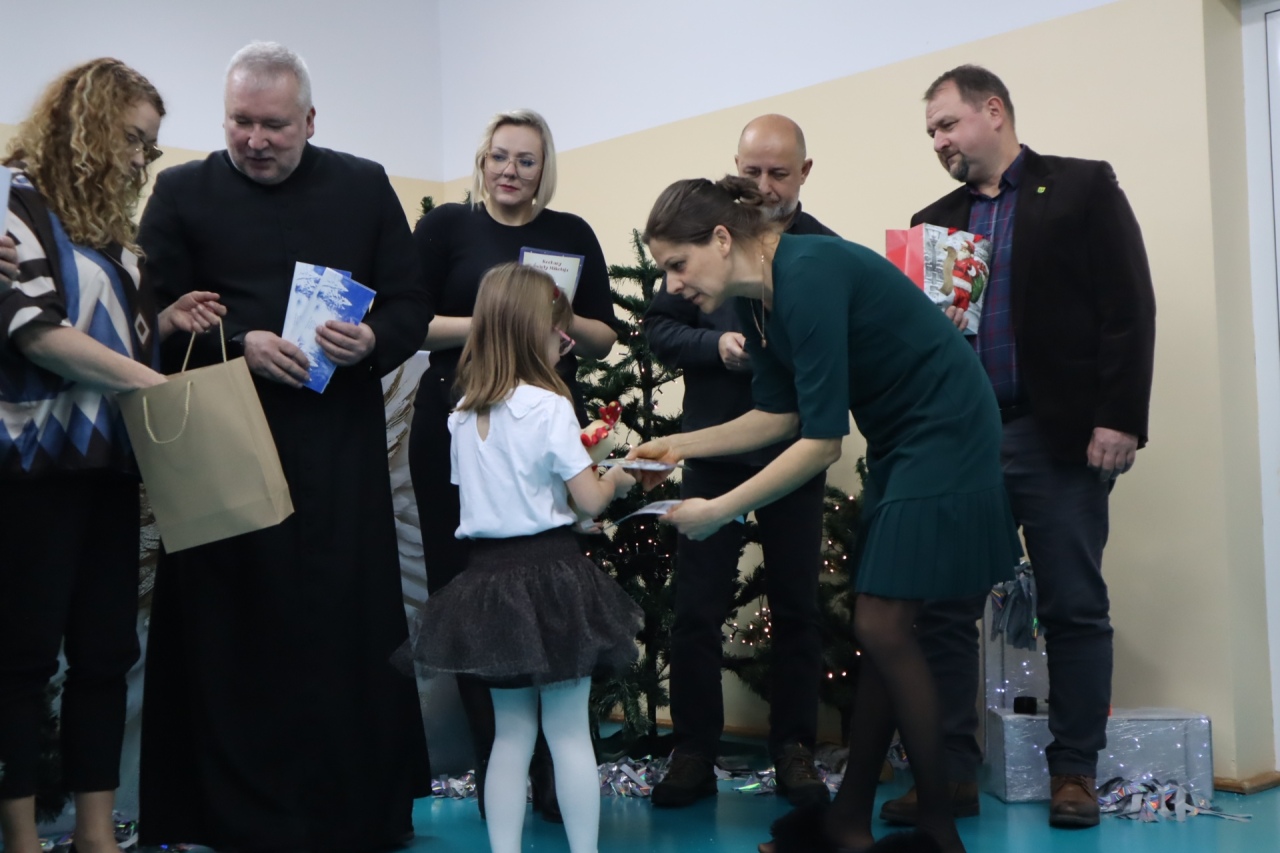 Rozśpiewane przedszkolaki wprowadzają w świąteczny nastrój! III Międzyprzedszkolny Konkurs Kolęd i Pastorałek w Dylewie fot. Gmina Kadzidło[28.11.2025] - zdjęcie #24 - eOstroleka.pl
