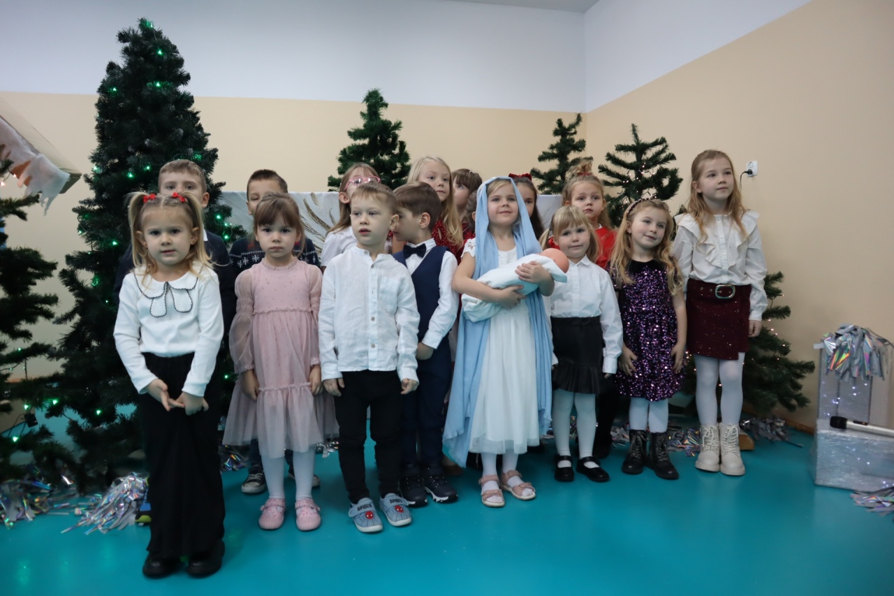 Rozśpiewane przedszkolaki wprowadzają w świąteczny nastrój! III Międzyprzedszkolny Konkurs Kolęd i Pastorałek w Dylewie fot. Gmina Kadzidło[28.11.2025] - zdjęcie #23 - eOstroleka.pl