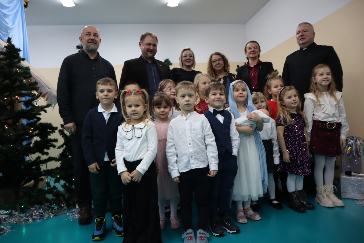 Rozśpiewane przedszkolaki wprowadzają w świąteczny nastrój! III Międzyprzedszkolny Konkurs Kolęd i Pastorałek w Dylewie fot. Gmina Kadzidło[28.11.2025] - zdjęcie #22 - eOstroleka.pl