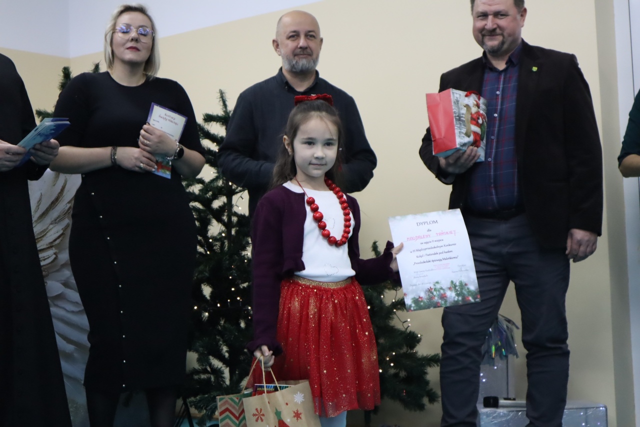 Rozśpiewane przedszkolaki wprowadzają w świąteczny nastrój! III Międzyprzedszkolny Konkurs Kolęd i Pastorałek w Dylewie fot. Gmina Kadzidło[28.11.2025] - zdjęcie #17 - eOstroleka.pl