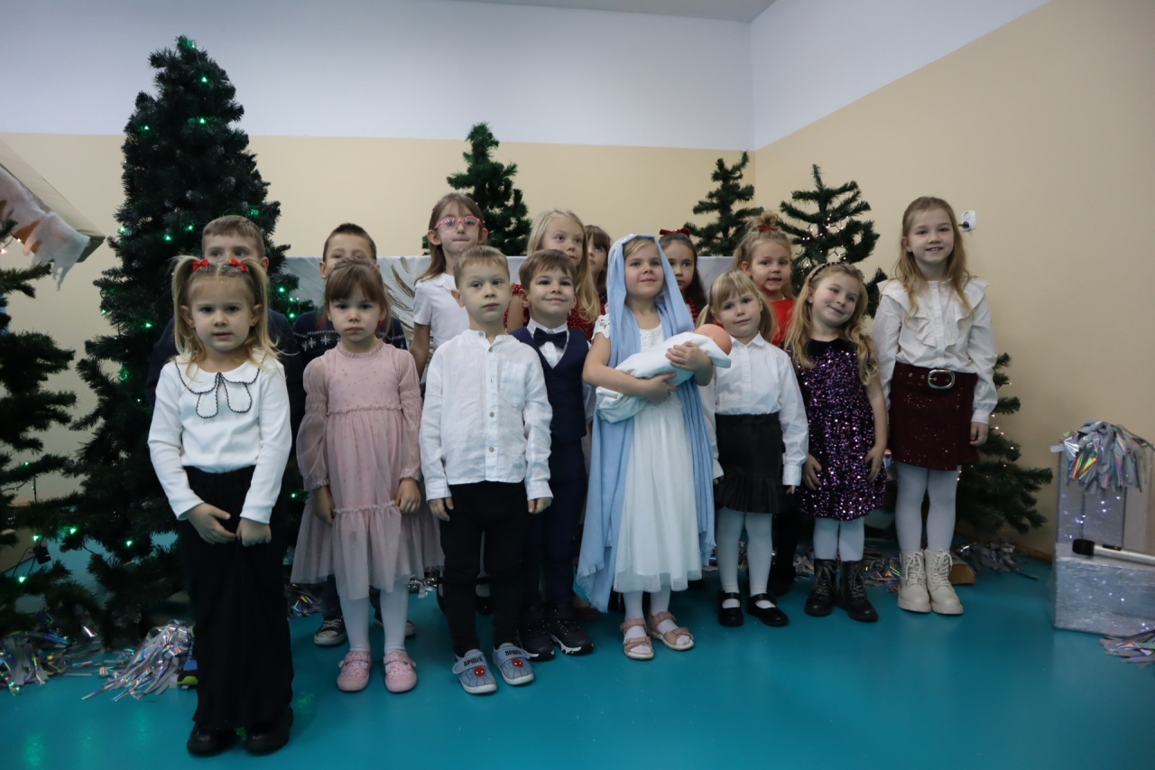 Rozśpiewane przedszkolaki wprowadzają w świąteczny nastrój! III Międzyprzedszkolny Konkurs Kolęd i Pastorałek w Dylewie fot. Gmina Kadzidło[28.11.2025] - zdjęcie #15 - eOstroleka.pl