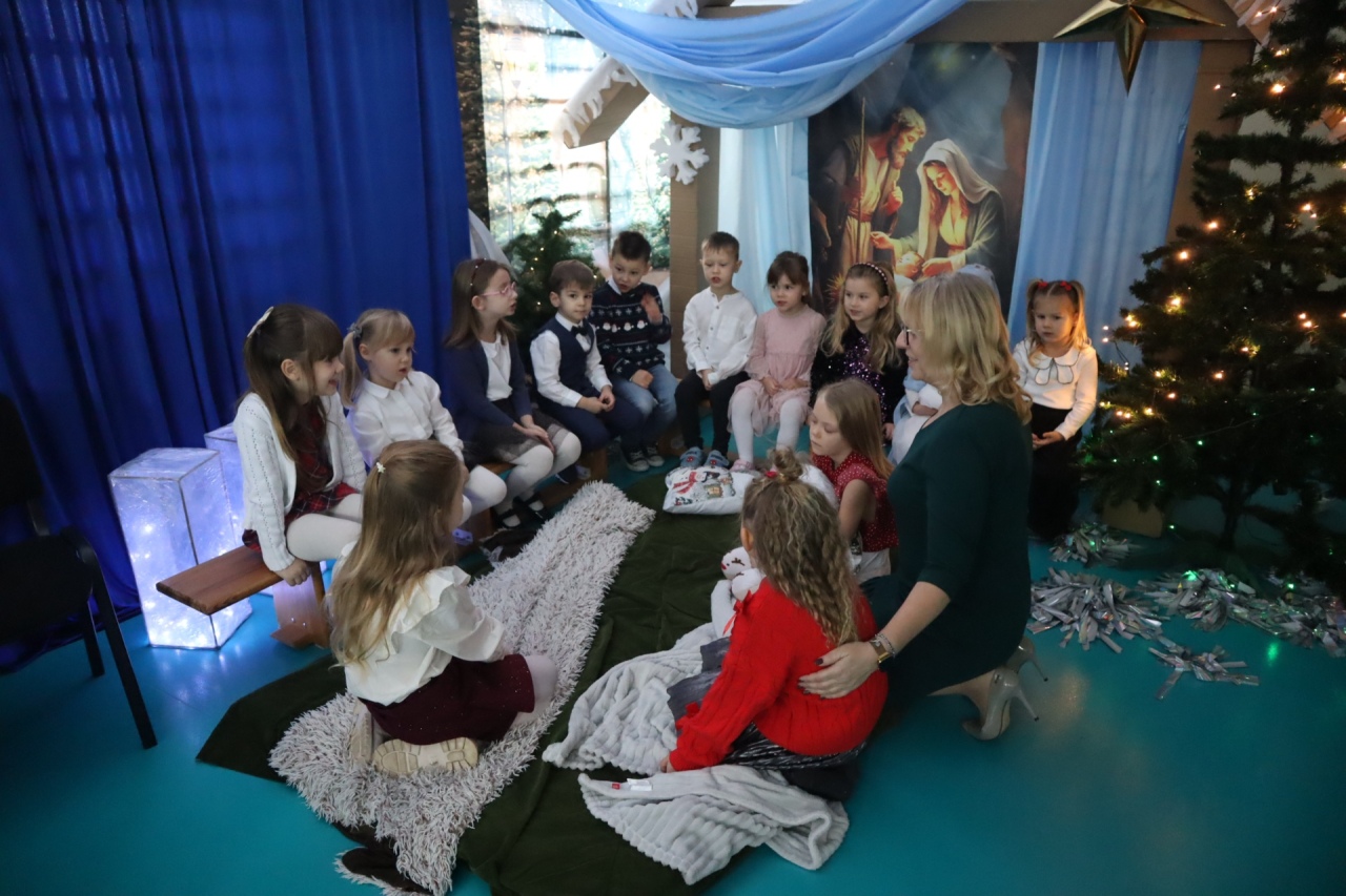 Rozśpiewane przedszkolaki wprowadzają w świąteczny nastrój! III Międzyprzedszkolny Konkurs Kolęd i Pastorałek w Dylewie fot. Gmina Kadzidło[28.11.2025] - zdjęcie #14 - eOstroleka.pl
