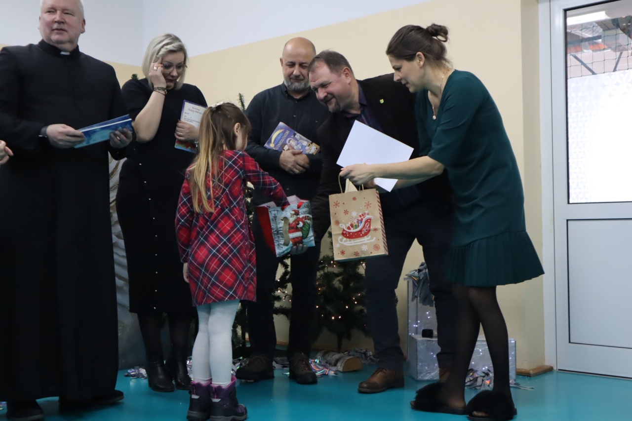 Rozśpiewane przedszkolaki wprowadzają w świąteczny nastrój! III Międzyprzedszkolny Konkurs Kolęd i Pastorałek w Dylewie fot. Gmina Kadzidło[28.11.2025] - zdjęcie #12 - eOstroleka.pl