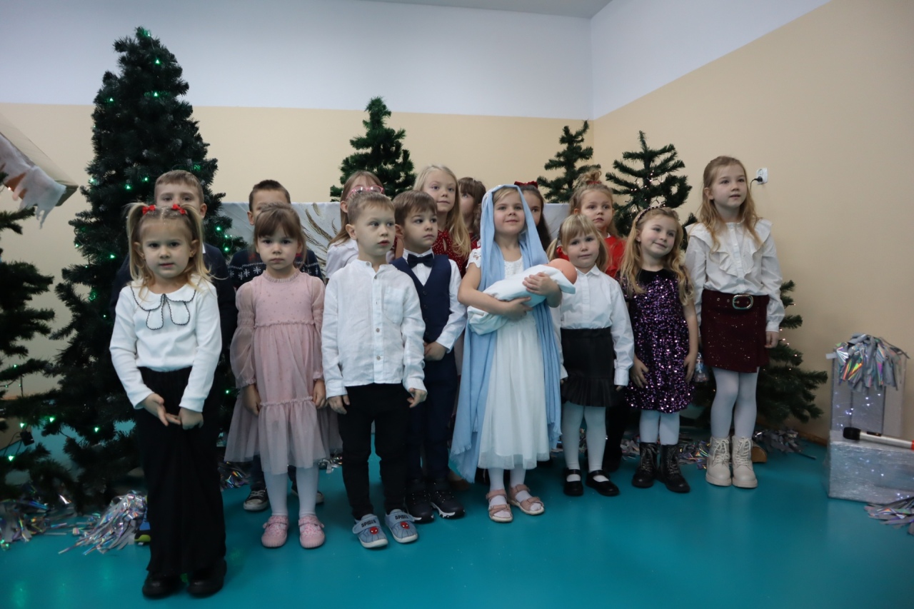 Rozśpiewane przedszkolaki wprowadzają w świąteczny nastrój! III Międzyprzedszkolny Konkurs Kolęd i Pastorałek w Dylewie fot. Gmina Kadzidło[28.11.2025] - zdjęcie #11 - eOstroleka.pl