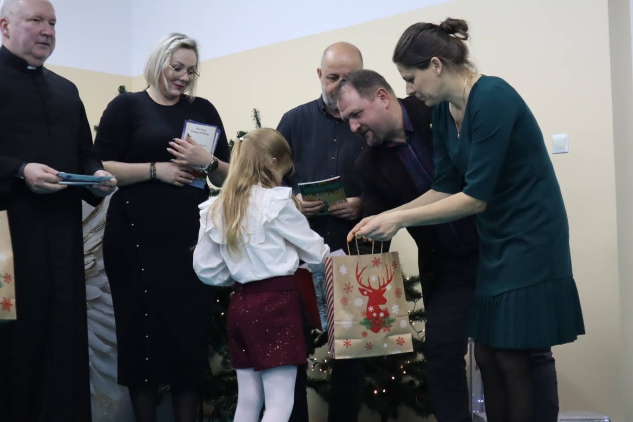 Rozśpiewane przedszkolaki wprowadzają w świąteczny nastrój! III Międzyprzedszkolny Konkurs Kolęd i Pastorałek w Dylewie fot. Gmina Kadzidło[28.11.2025] - zdjęcie #10 - eOstroleka.pl