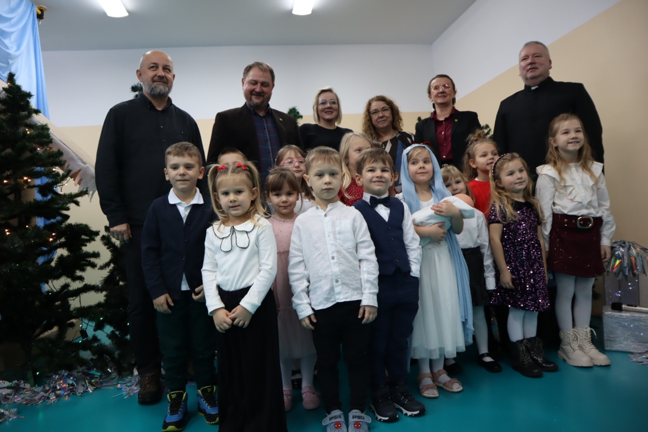Rozśpiewane przedszkolaki wprowadzają w świąteczny nastrój! III Międzyprzedszkolny Konkurs Kolęd i Pastorałek w Dylewie fot. Gmina Kadzidło[28.11.2025] - zdjęcie #9 - eOstroleka.pl