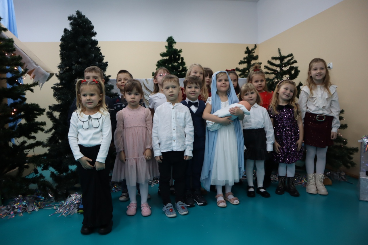 Rozśpiewane przedszkolaki wprowadzają w świąteczny nastrój! III Międzyprzedszkolny Konkurs Kolęd i Pastorałek w Dylewie fot. Gmina Kadzidło[28.11.2025] - zdjęcie #8 - eOstroleka.pl