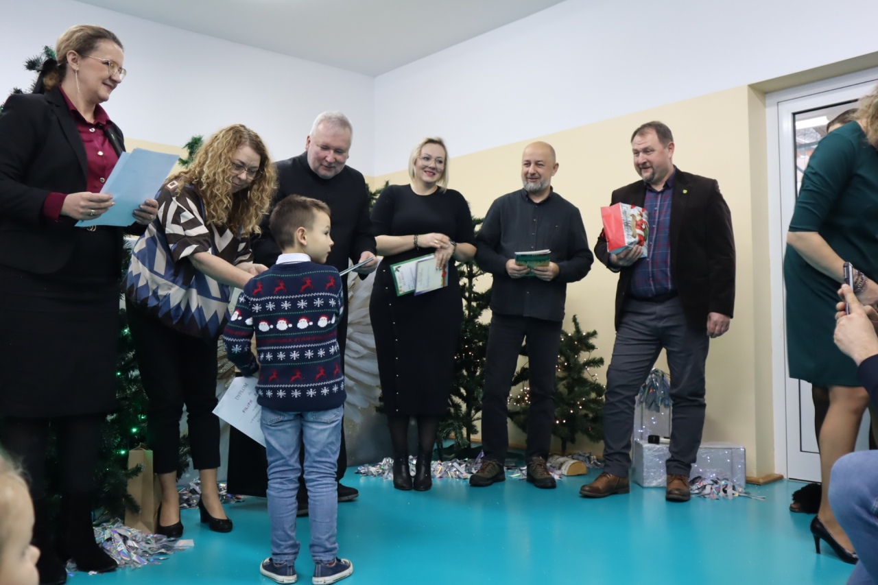 Rozśpiewane przedszkolaki wprowadzają w świąteczny nastrój! III Międzyprzedszkolny Konkurs Kolęd i Pastorałek w Dylewie fot. Gmina Kadzidło[28.11.2025] - zdjęcie #4 - eOstroleka.pl