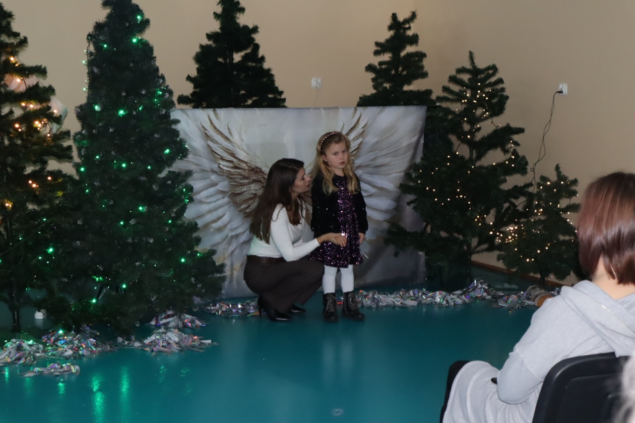 Rozśpiewane przedszkolaki wprowadzają w świąteczny nastrój! III Międzyprzedszkolny Konkurs Kolęd i Pastorałek w Dylewie fot. Gmina Kadzidło[28.11.2025] - zdjęcie #3 - eOstroleka.pl